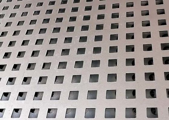 توفر الشاشة المعدنية المثقبة ذات الفتحة المربعة مساحة دوران أكبر للترشيح والغربلة والتهوية