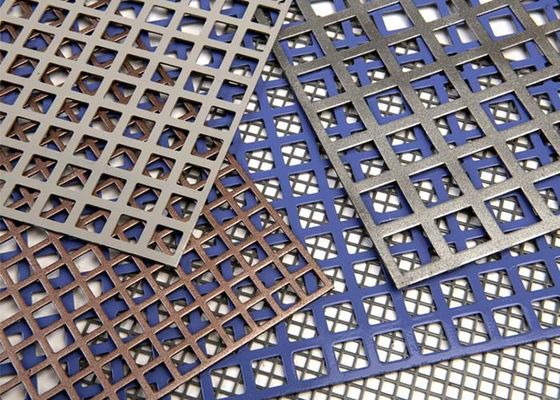 توفر الشاشة المعدنية المثقبة ذات الفتحة المربعة مساحة دوران أكبر للترشيح والغربلة والتهوية