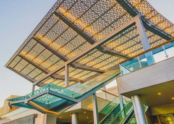 الألواح المعدنية المثقبة من الناحية الجمالية والتهوية لنظام التحكم في الشمس المعماري