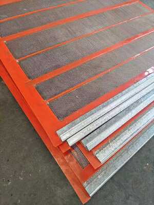 SS 304 Straight Wire Self Cleaning Screen Mesh 1470x1360mm 1.2mm LHS Hook With Polyurethane Strips