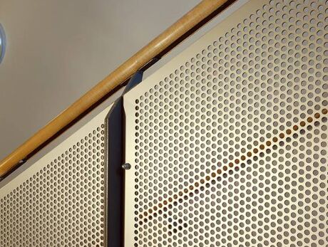 شبكة سلك معدني مثقبة موسعة صناعة مرنة عالية القوة مناسبة للسياجات الأمنية وأنظمة التهوية