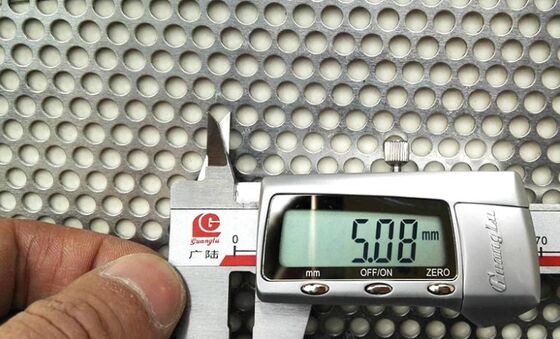 شاشة سلكية معدنية مثبطة بالقطع الدقيق مثالية لللوحات الصوتية وأنظمة تصفية الهواء في المباني التجارية