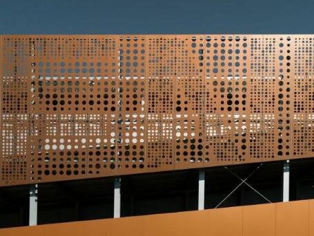 شبكة سلكية معدنية مثقبة من الألومنيوم، مادة خفيفة الوزن وقوية، مثالية للتهوية والشاشات والحواجز الواقية